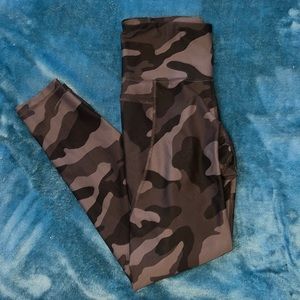 old navy powersoft black camo leggings w/ side pockets